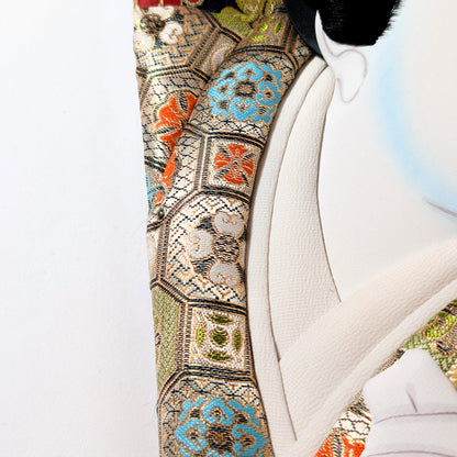 Main et accessoires textiles sur hagoita japonaise, art décoratif traditionnel du Japon