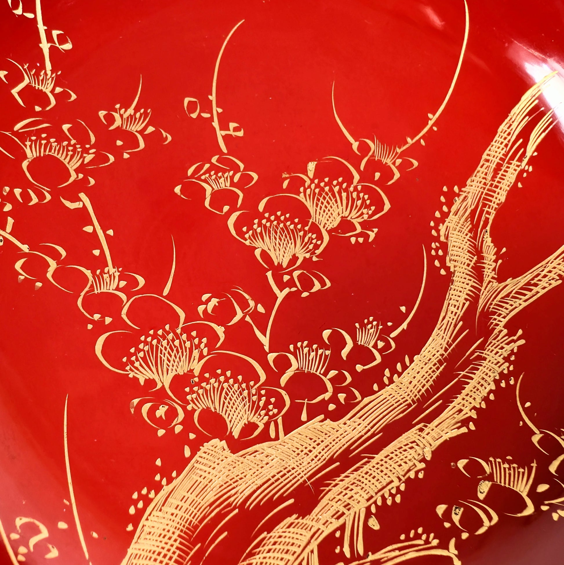 détail décor maki-e sur laque japonaise urushi motif prunier ume rouge et or artisanat traditionnel