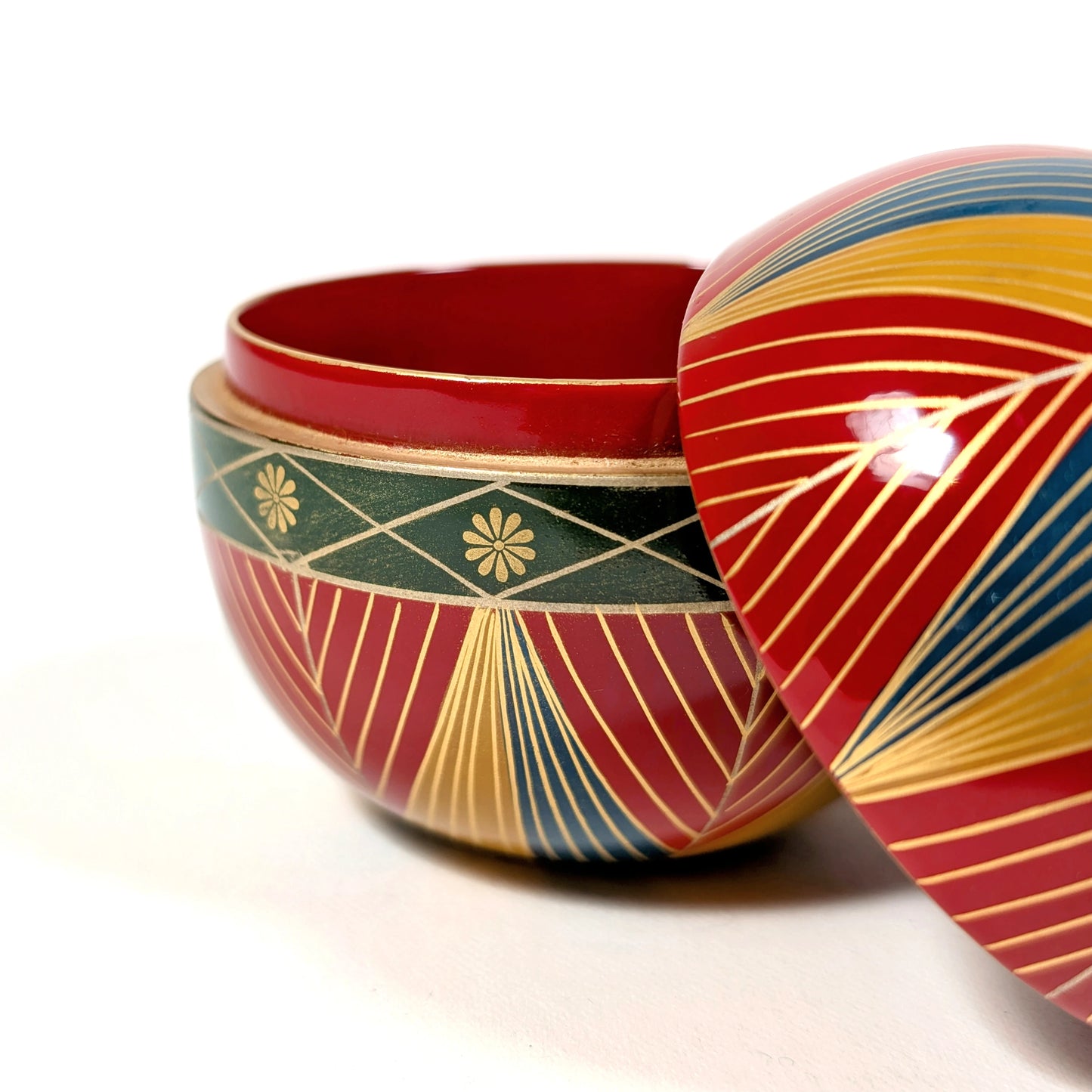 Détail du décor maki-e doré sur natsume en laque Wajima, motif floral et géométrique japonais