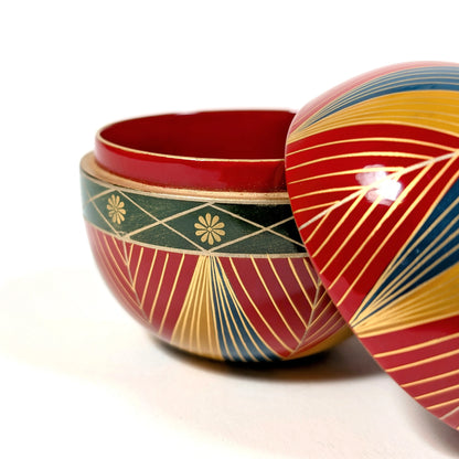 Détail du décor maki-e doré sur natsume en laque Wajima, motif floral et géométrique japonais