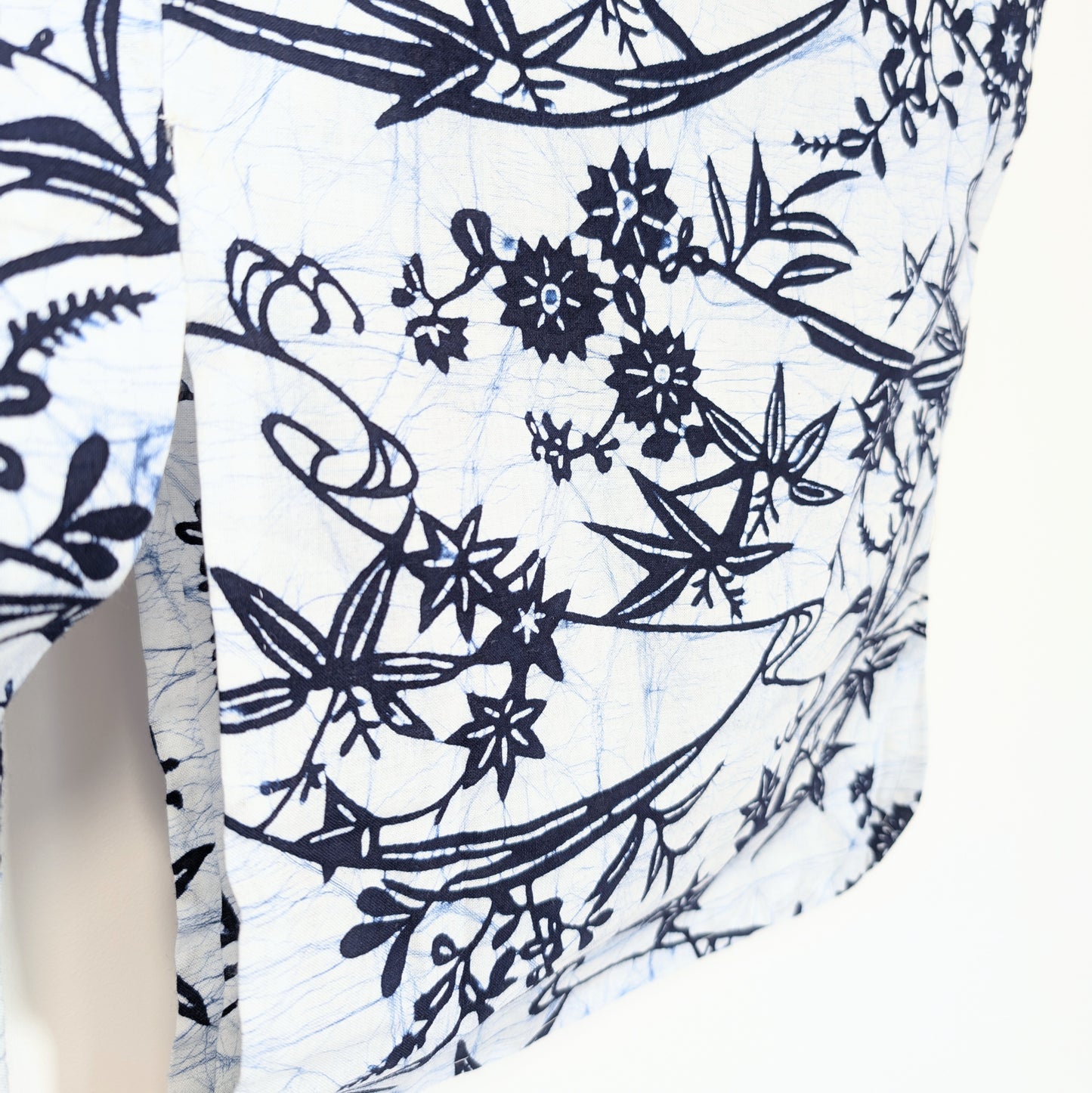 Détail textile d’une manche de yukata japonais avec feuilles de momiji, fleurs stylisées et lignes bleu clair