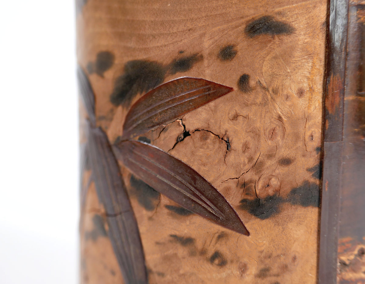 Détail de la marqueterie d’écorce de cerisier et des feuilles de bambou sur une boîte à thé japonaise kabazaiku