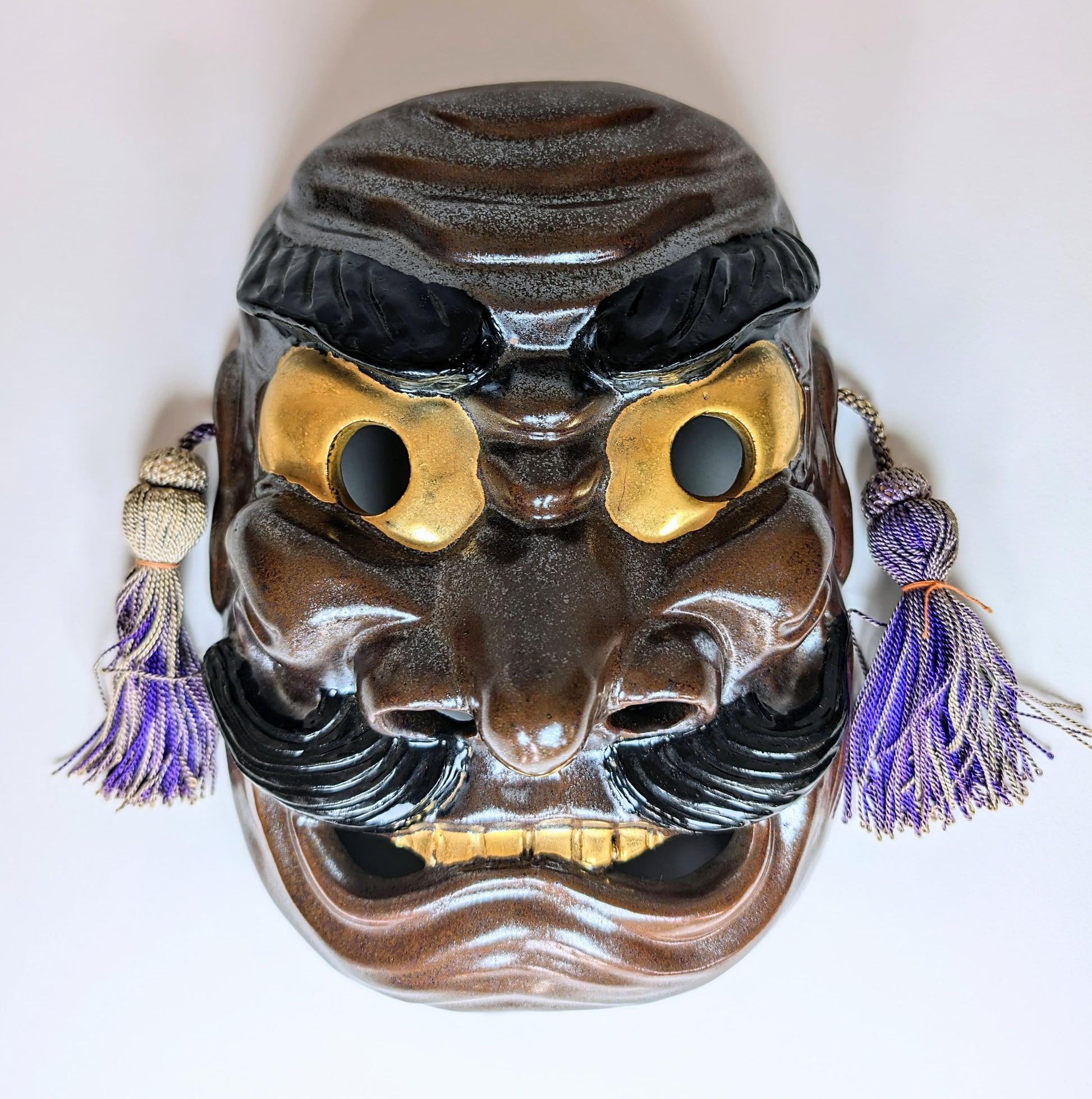 Détail du visage du masque Nô de Susanoo en céramique Kutani, signé Matsuda Sokawa : yeux dorés, sourcils et moustache sculptés