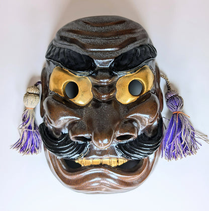 Détail du visage du masque Nô de Susanoo en céramique Kutani, signé Matsuda Sokawa : yeux dorés, sourcils et moustache sculptés