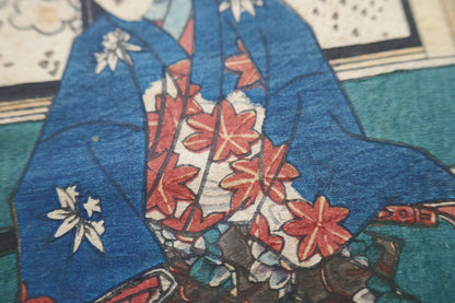 Détail du kimono bleu à motifs de momiji du prince Genji dans une estampe ukiyo-e originale de l’époque Edo