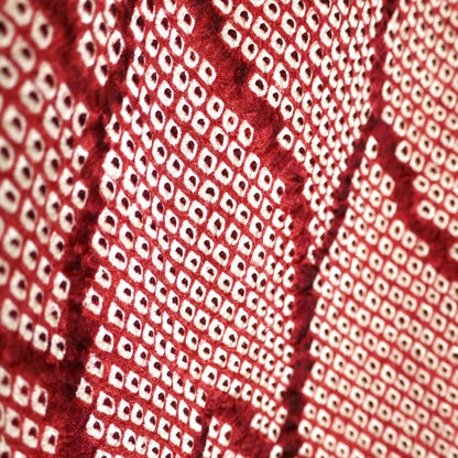 Détail du motif géométrique shibori rouge grenat sur soie, haori japonais