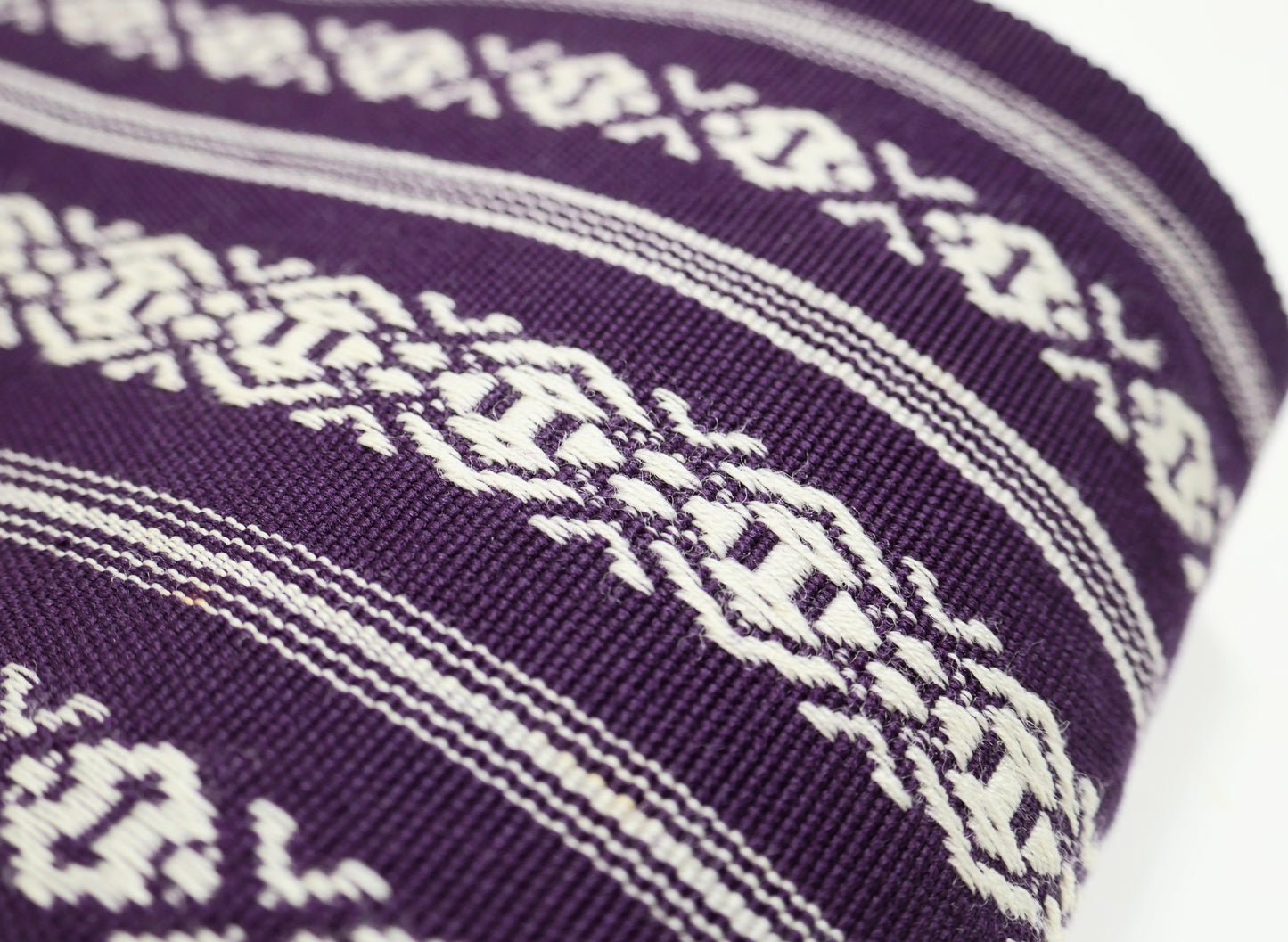 Gros plan sur un obi homme japonais en coton violet à motif Hakata kenjō 博多献上 et rayures écrues