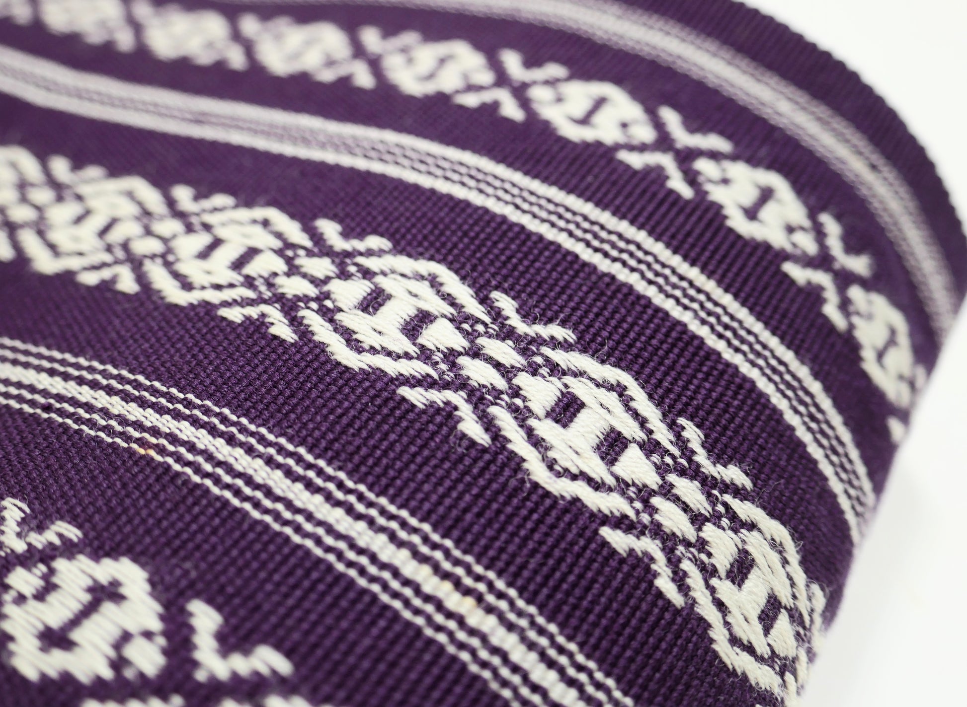 Gros plan sur un obi homme japonais en coton violet à motif Hakata kenjō 博多献上 et rayures écrues