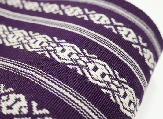 Gros plan sur un obi japonais en coton violet à motif Hakata kenjō 博多献上 et rayures écrues