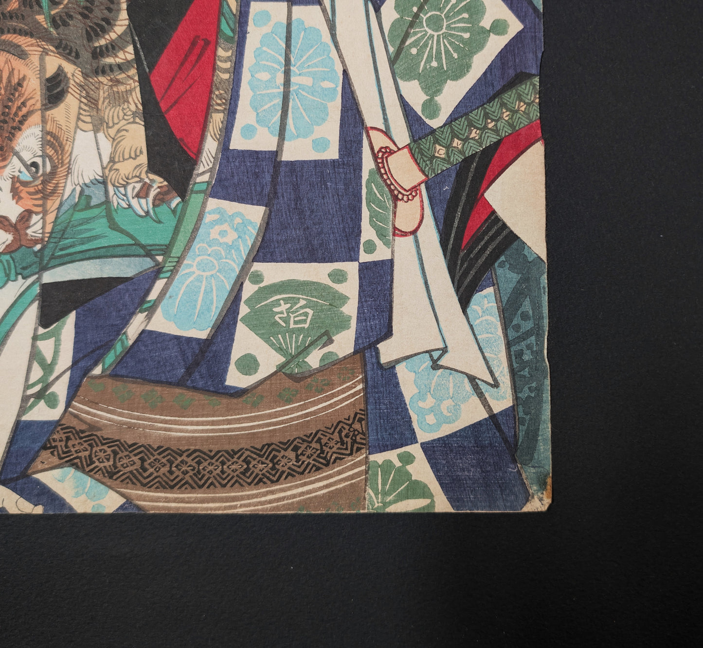 Détail de la ceinture obi et du kimono de scène kabuki dans une estampe ukiyo-e authentique de Toyohara Kunichika.
