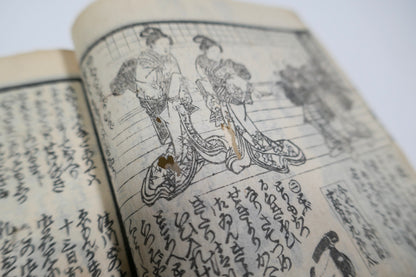 Gros plan sur le papier ancien et les estampes intérieures du Kinsei Bijin-roku, livre japonais Edo de collection avec texte gravé et scènes en kimono.