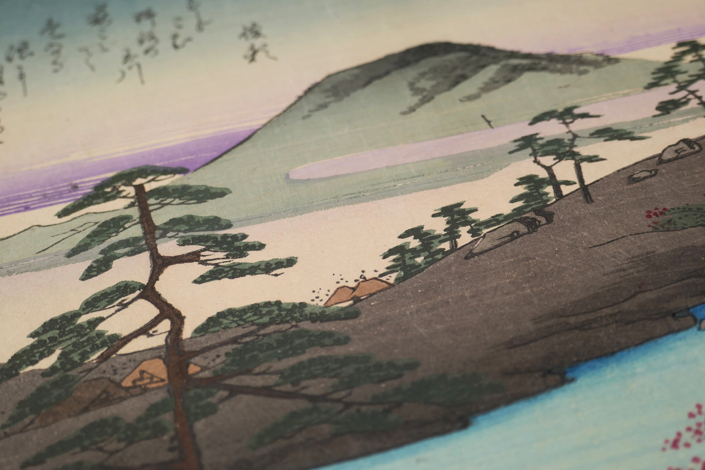 Détail du paysage d’Ōmi Noji avec pins, montagne et rivière, gravure sur bois japonaise authentique de Ando Hiroshige I.