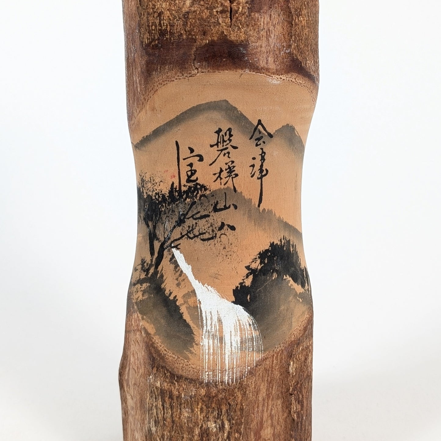 Détail de la peinture sumi-e sur kokeshi japonaise, paysage du Mont Bandai 磐梯山 à Aizu avec calligraphie japonaise.