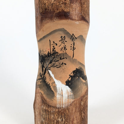 Détail de la peinture sumi-e sur kokeshi japonaise, paysage du Mont Bandai 磐梯山 à Aizu avec calligraphie japonaise.