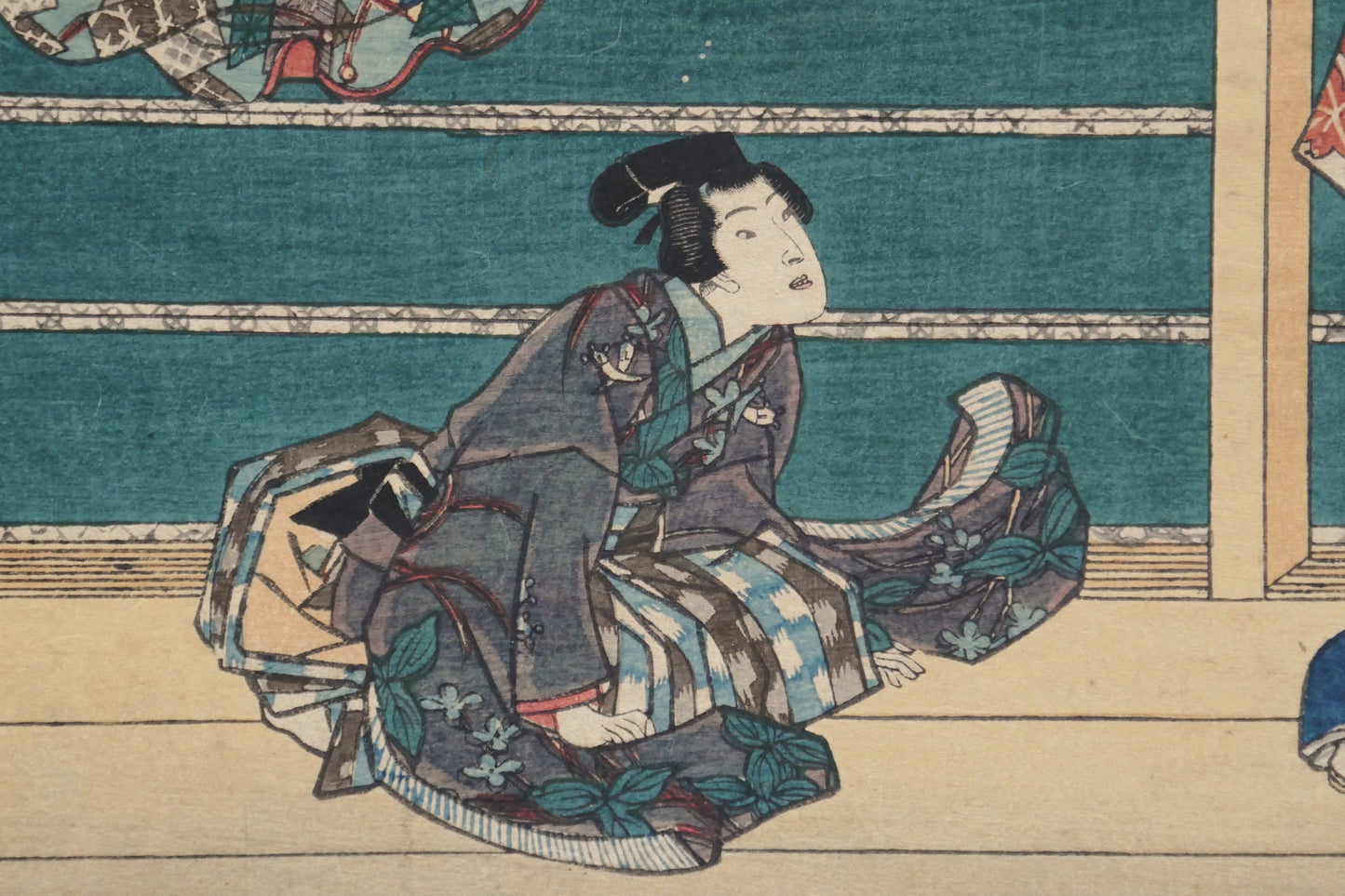Détail d’un personnage féminin assis en kimono dans une estampe ukiyo-e originale de l’époque Edo par Utagawa Kunisada