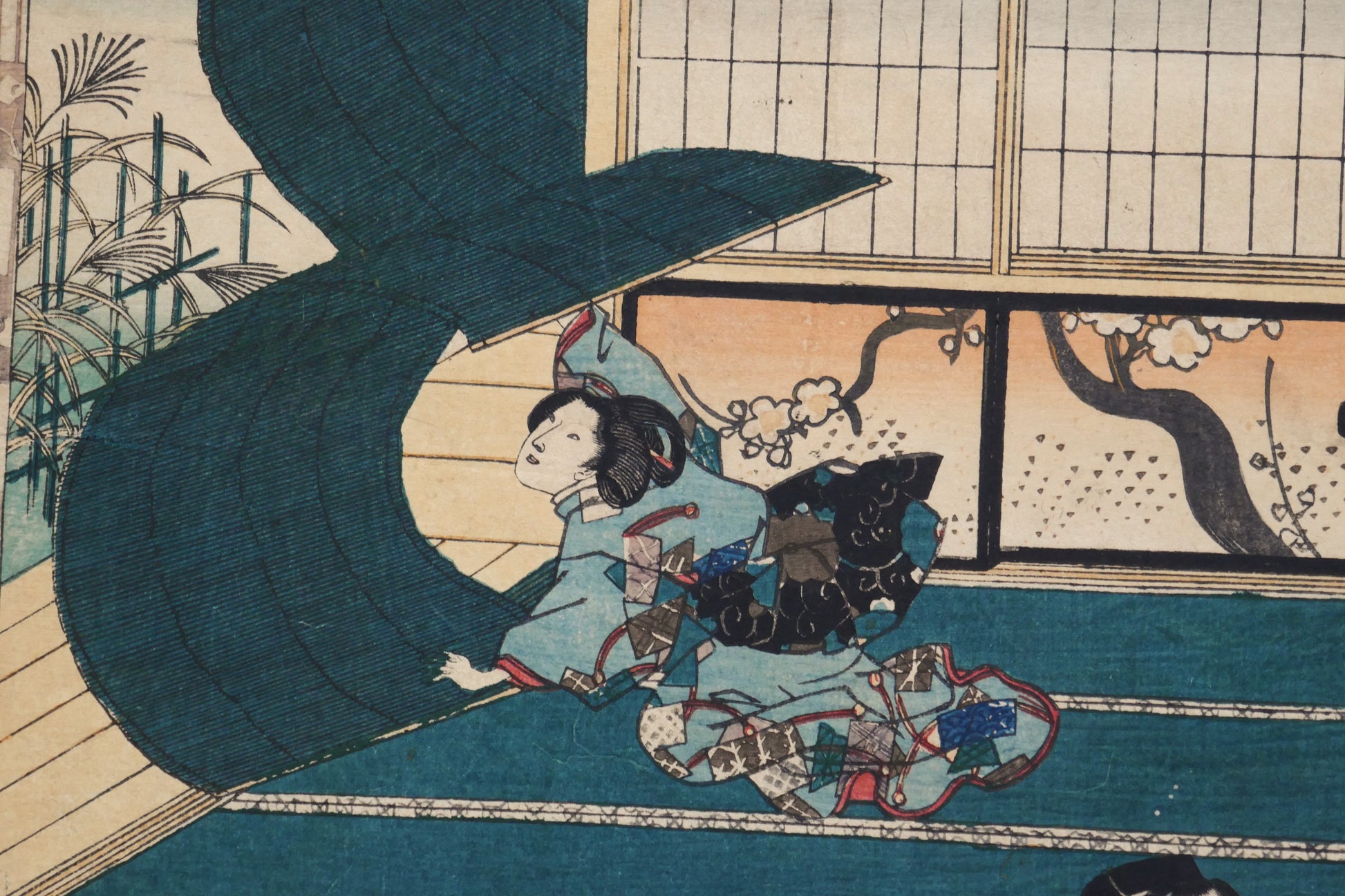 Détail d’un personnage en kimono près d’un grand rideau, dans une gravure japonaise originale du Dit du Genji par Kunisada