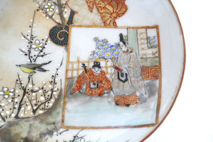 Détail des personnages en habits traditionnels sur une assiette Kutani peinte à la main, scène de cour japonaise