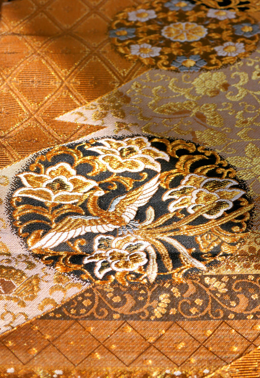 Détail tissé d’un phénix sur un obi ancien en soie dorée