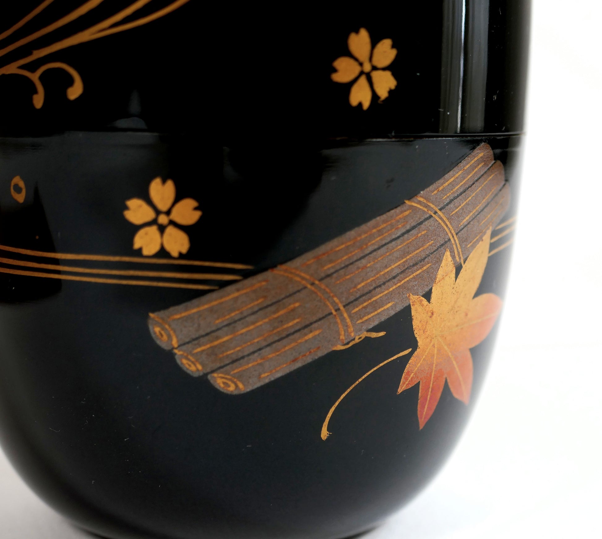 Détail du radeau fleuri hanaikada sur natsume japonais, décor maki-e doré et feuille d’érable rouge sur laque noire
