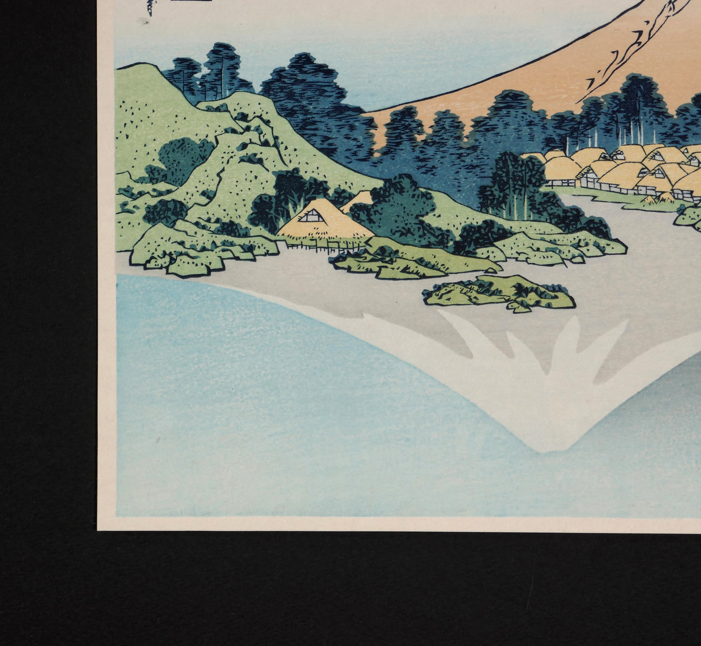 Détail du reflet du Fuji dans le lac Kawaguchi, impression mokuhanga authentique d’après Hokusai avec texture du papier japonais.