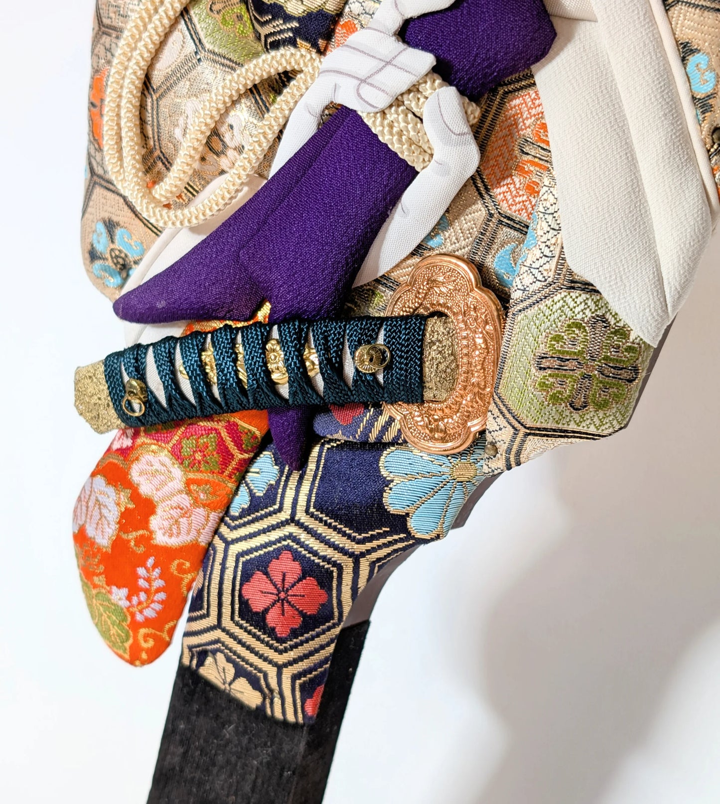 Détail du sabre et de la ceinture sur hagoita japonaise, décoration textile traditionnelle