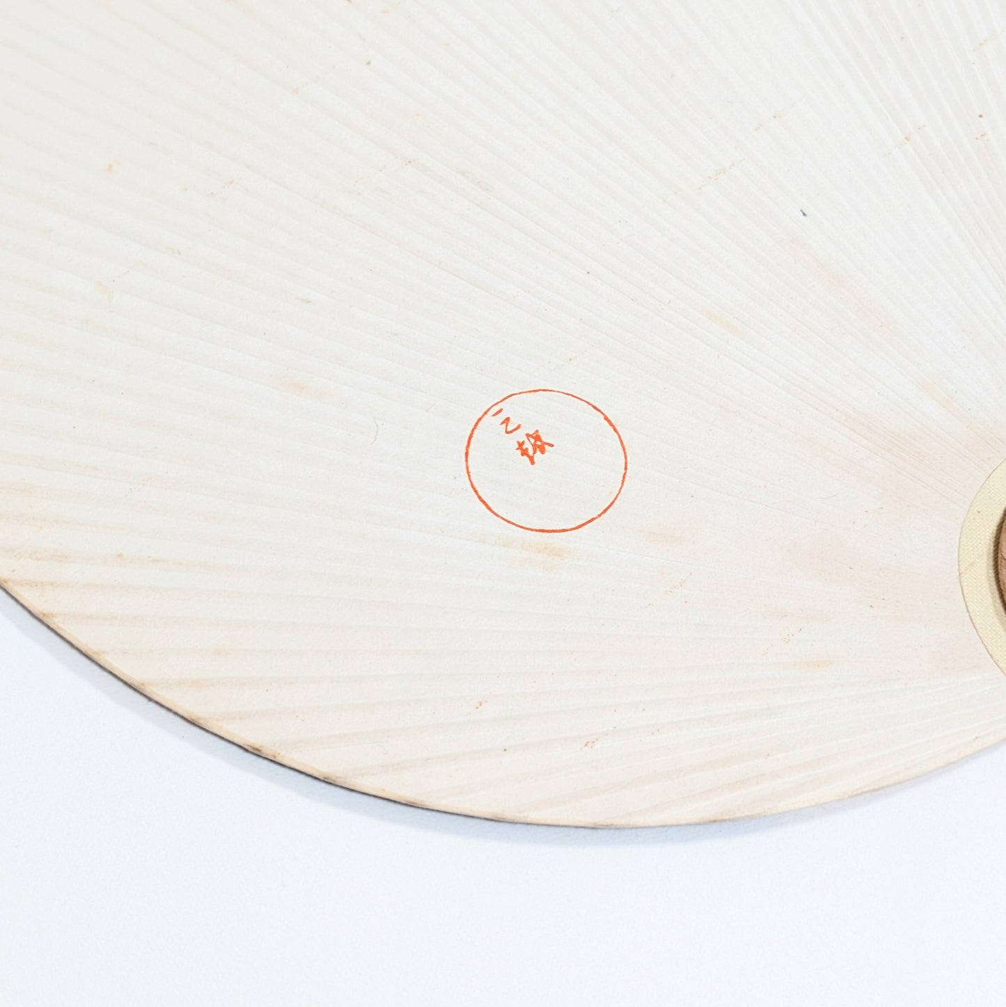 Détail du sceau Mitsukoshi au verso d’un uchiwa japonais vintage en papier et bois