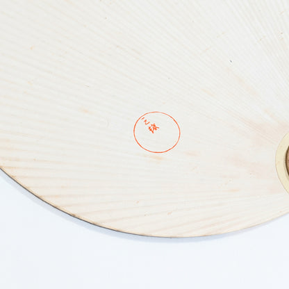 Détail du sceau Mitsukoshi au verso d’un uchiwa japonais vintage en papier et bois