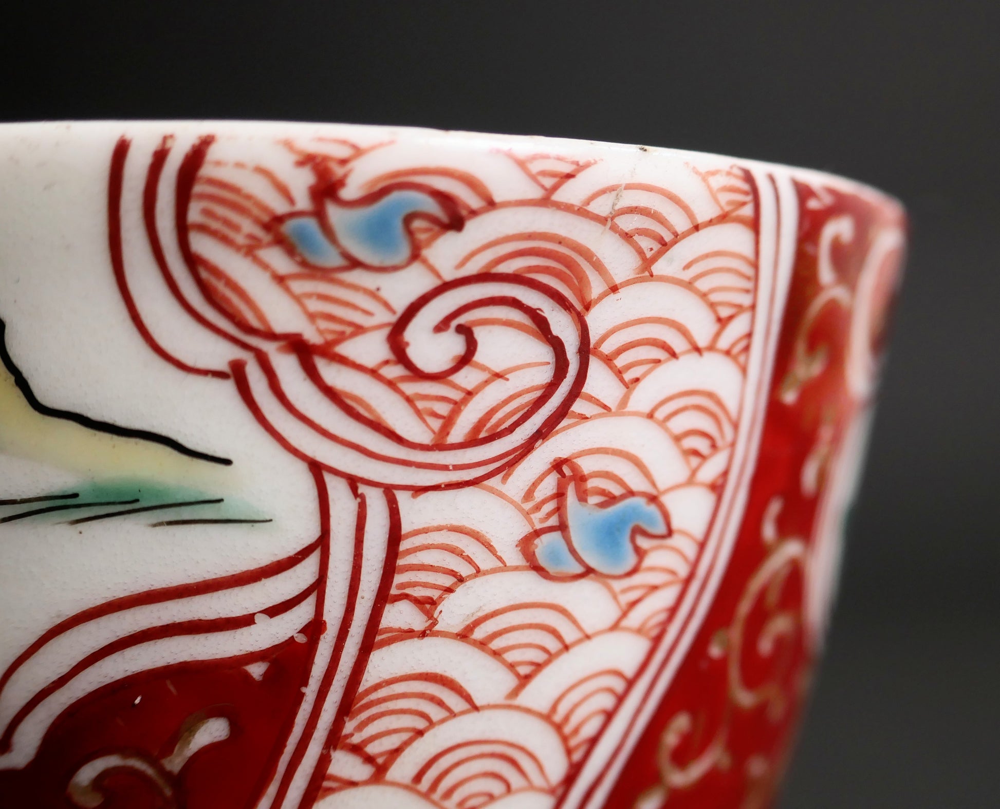 Détail du motif seigaiha et des réserves rouge de fer rehaussées d’or sur porcelaine Arita ancienne