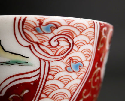 Détail du motif seigaiha et des réserves rouge de fer rehaussées d’or sur porcelaine Arita ancienne