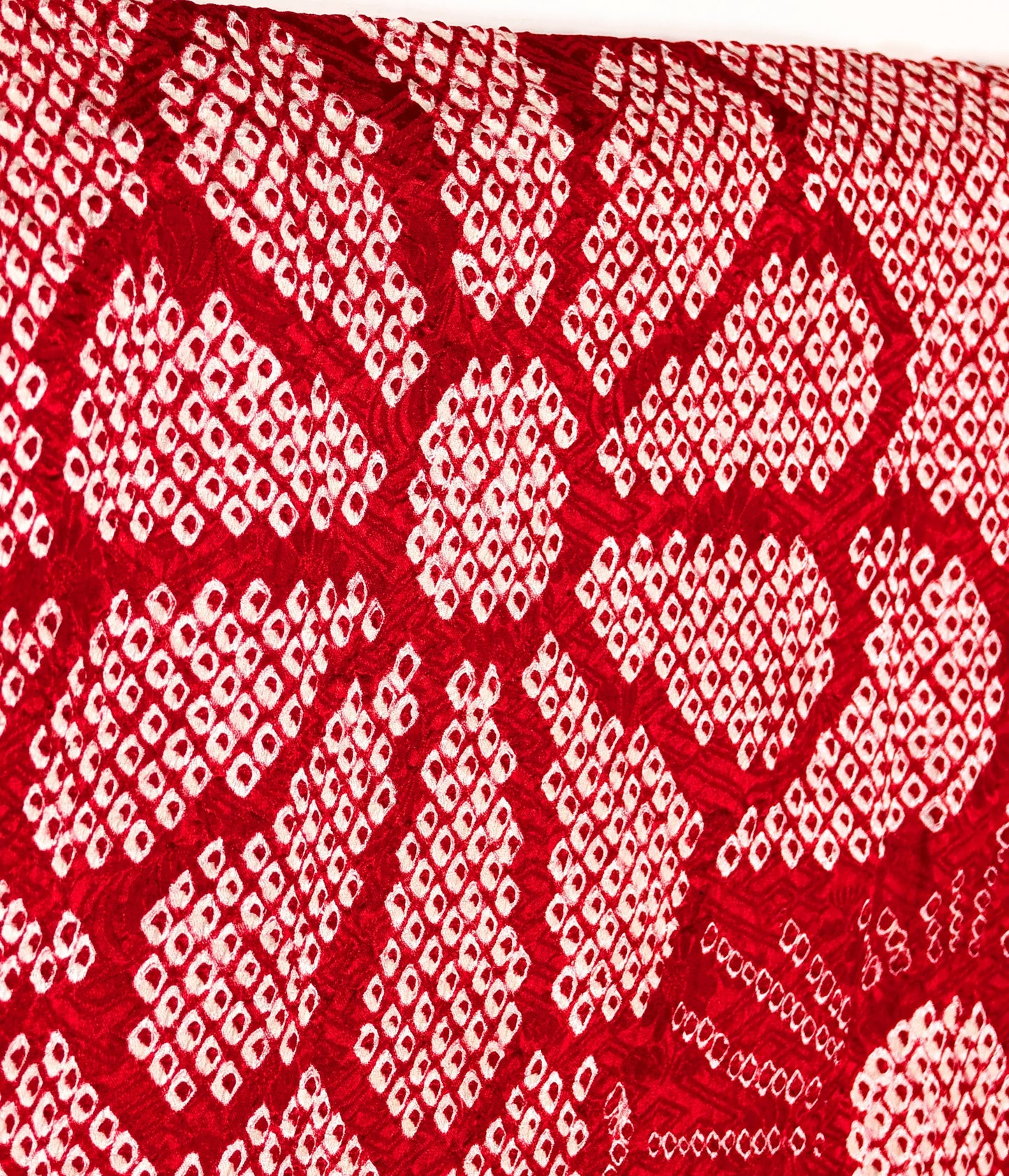Textile japonais ancien en soie shibori rouge fraise, travail artisanal traditionnel