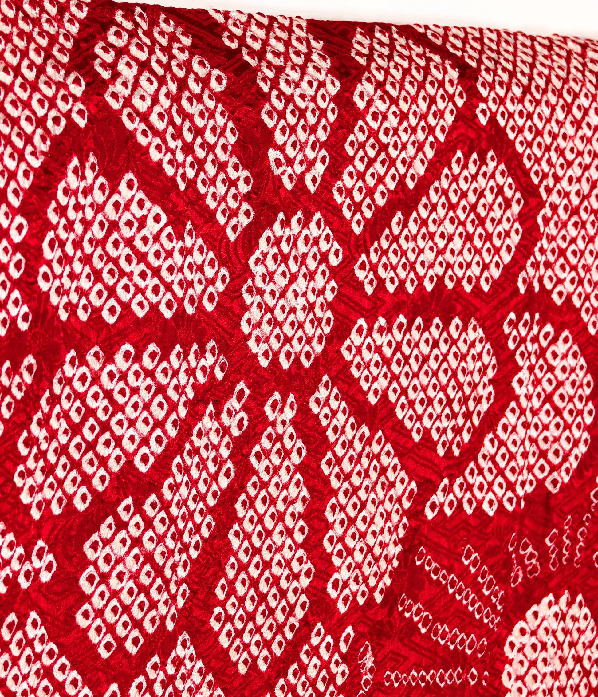 Textile japonais ancien en soie shibori rouge fraise, travail artisanal traditionnel