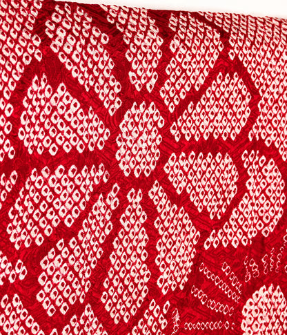 Textile japonais ancien en soie shibori rouge fraise, travail artisanal traditionnel
