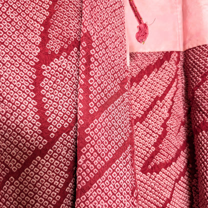 Détail d’un haori japonais femme en soie (正絹) teint en shibori (絞り), rose fuchsia, avec doublure motif nuages et brume.