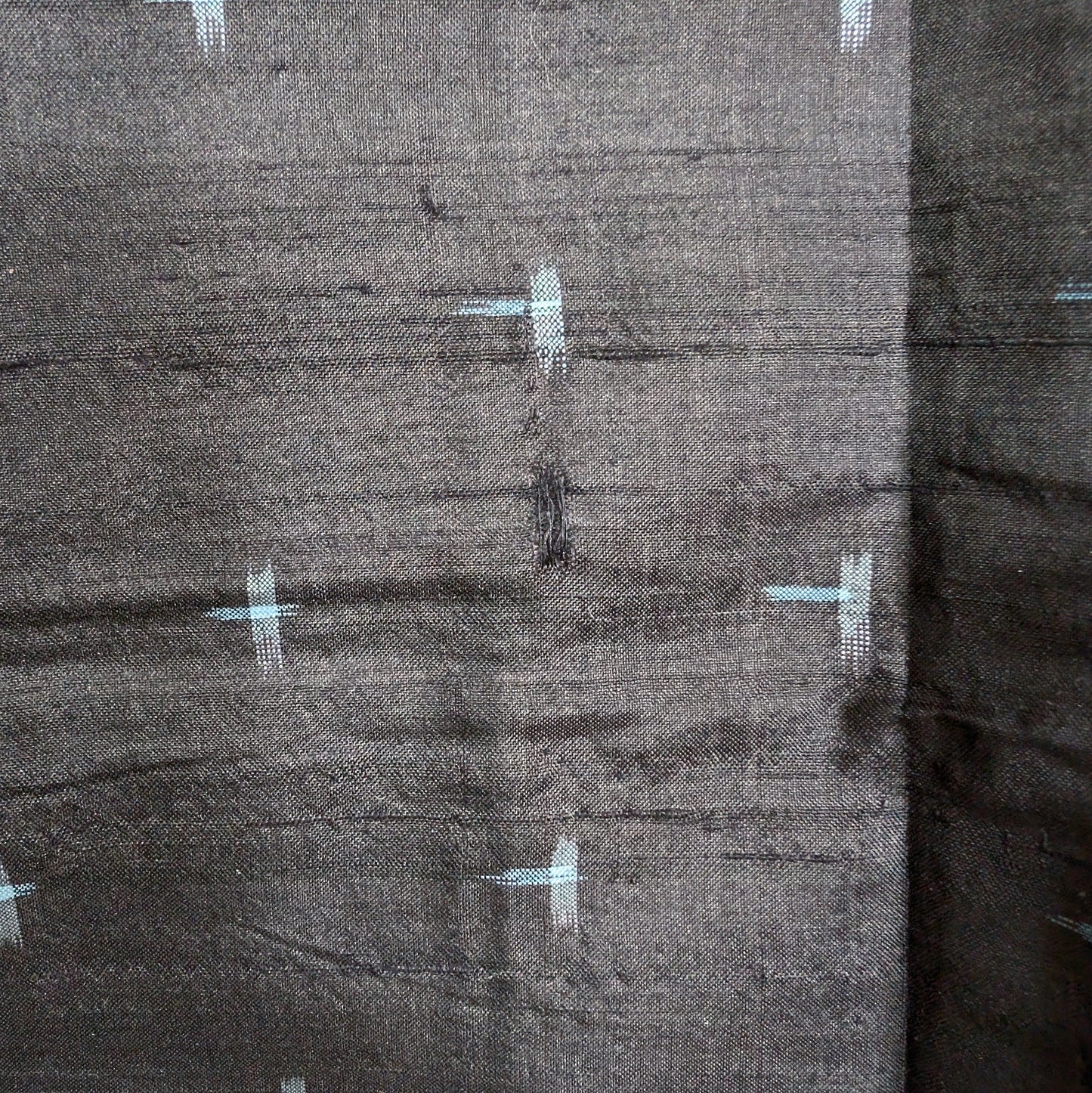 Détail de la soie fine et brillante d’un kimono homme vintage, tissage kasuri bleu noir