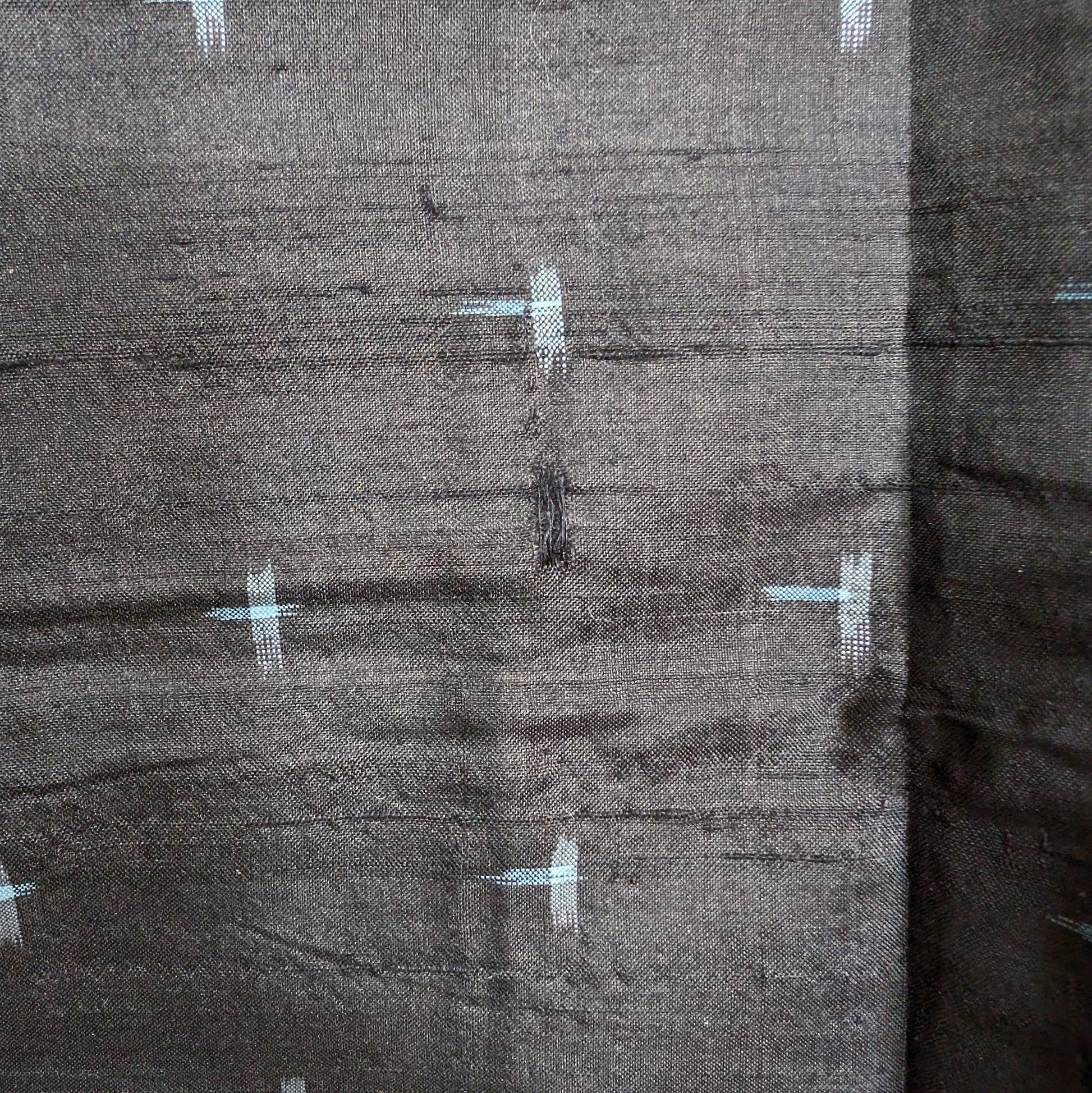 Détail de la soie fine et brillante d’un kimono homme vintage, tissage kasuri bleu noir