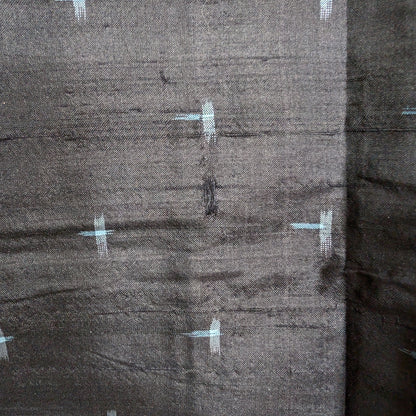 Détail de la soie fine et brillante d’un kimono homme vintage, tissage kasuri bleu noir