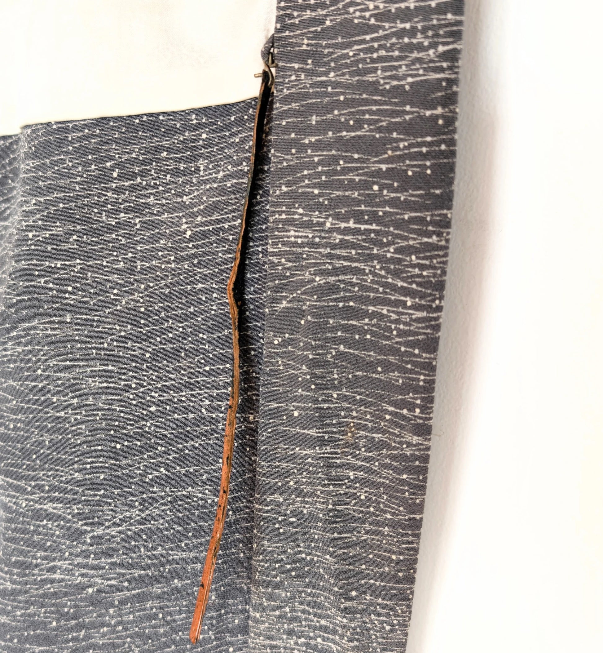 Détail du haori himo en cuir et d’une légère tache sur haori japonais vintage gris, motif Tsuyu Shiba