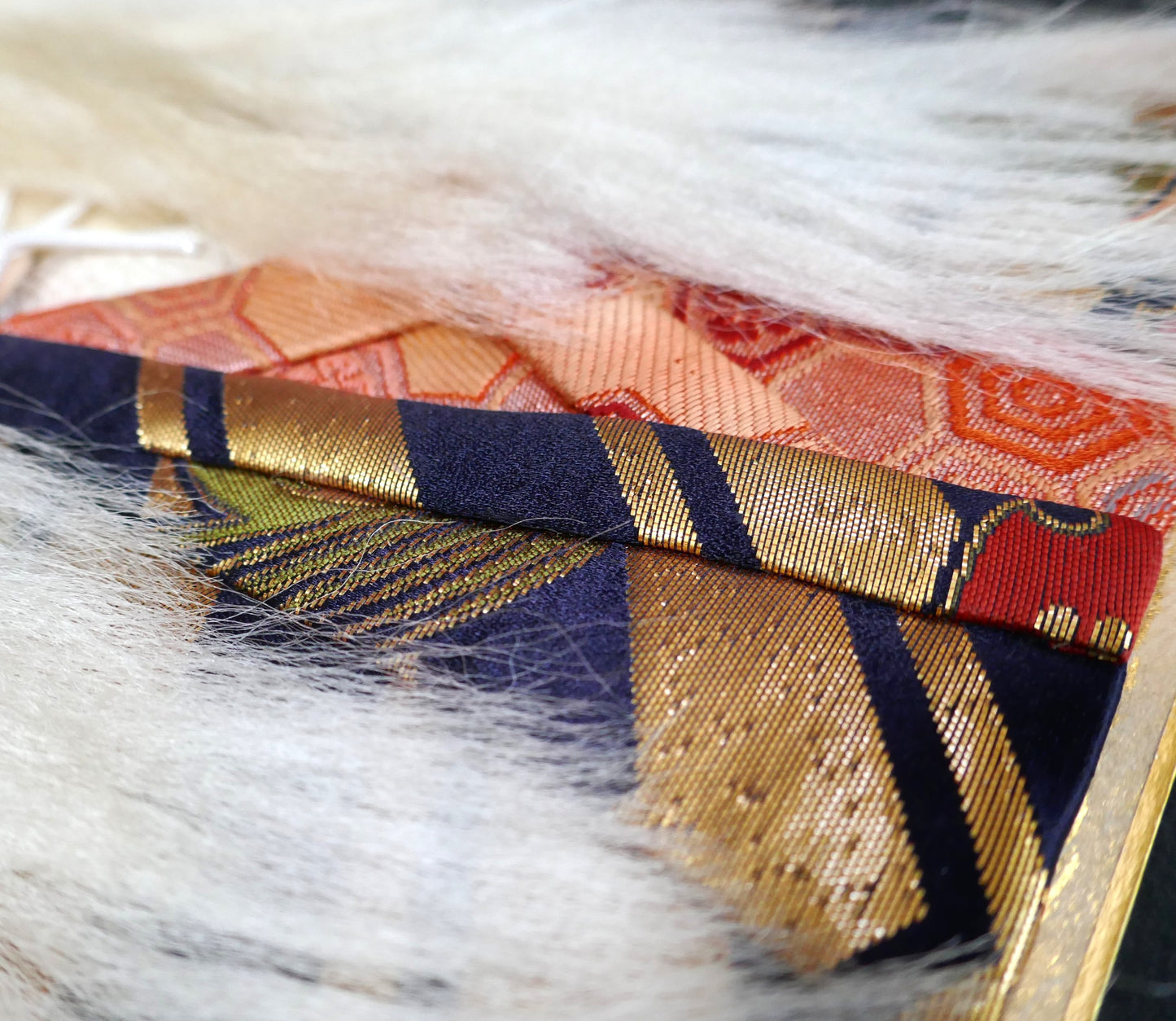 Détail du kimono textile et cheveux d’un acteur kabuki en oshi-e, artisanat japonais en relief