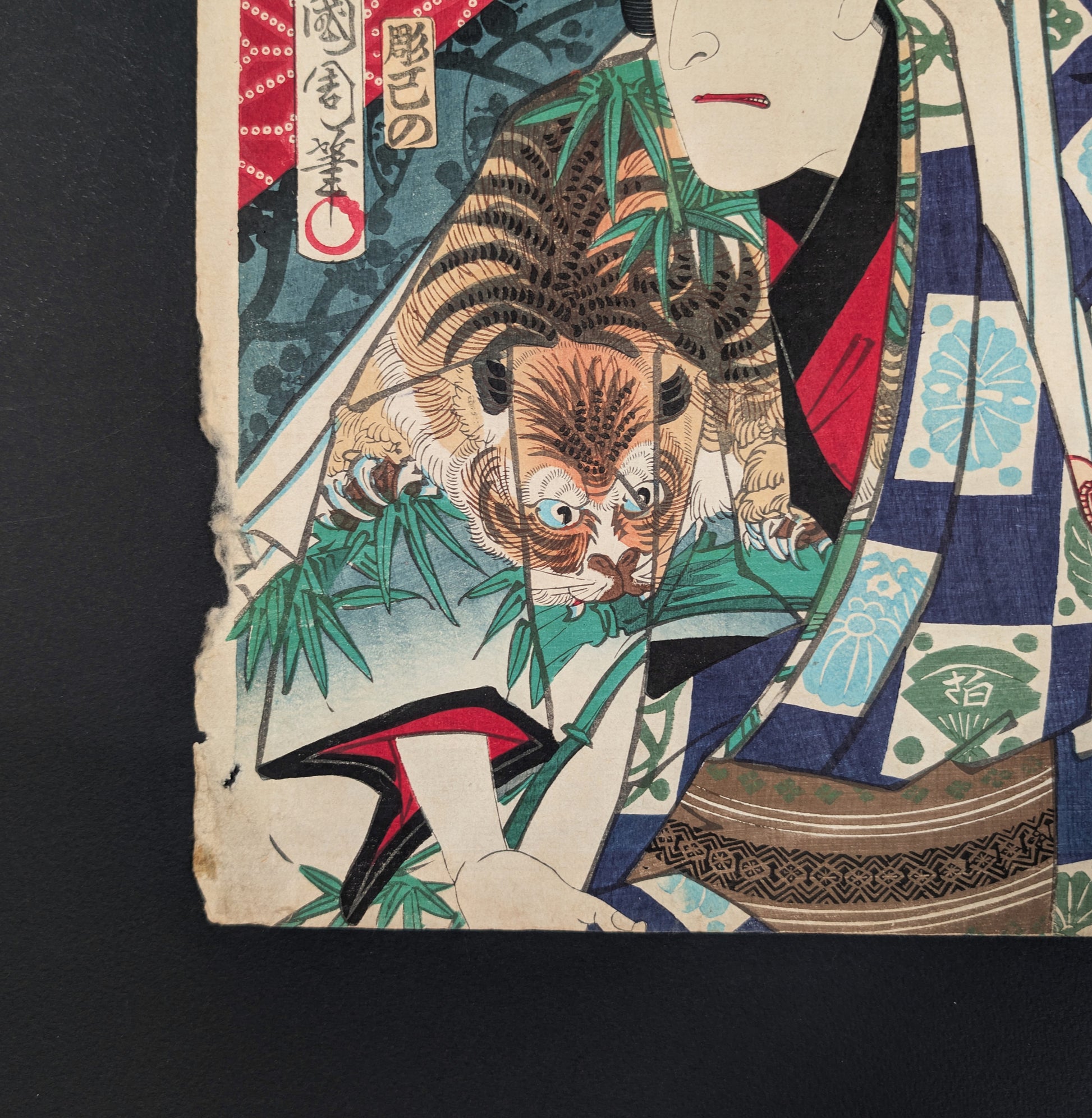 Détail du motif tigre dans une estampe japonaise ukiyo-e originale de Toyohara Kunichika, art kabuki de l’époque Meiji.