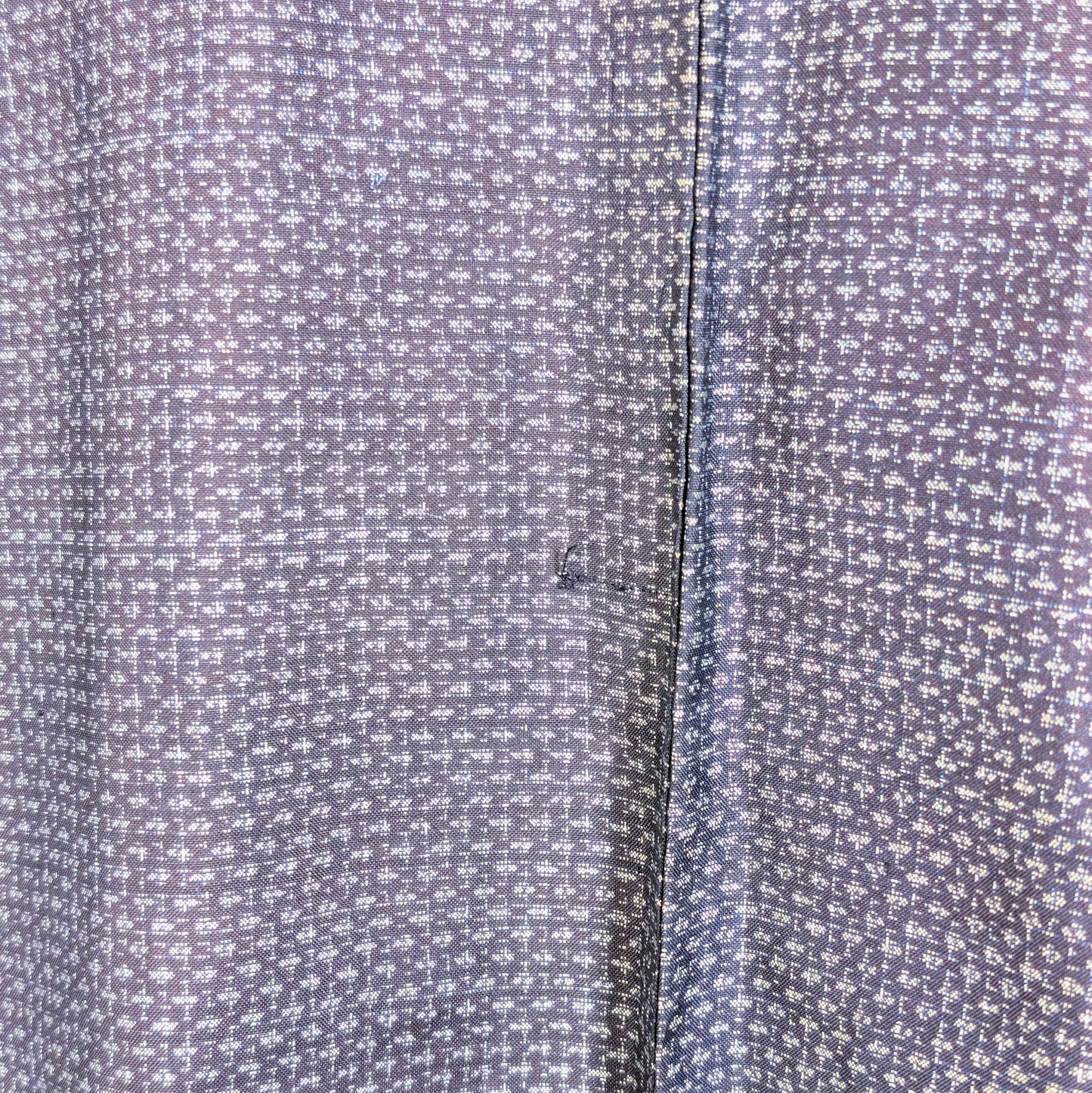 Détail du tissage kasuri bleu en soie Ōshima Tsumugi sur un haori japonais homme vintage