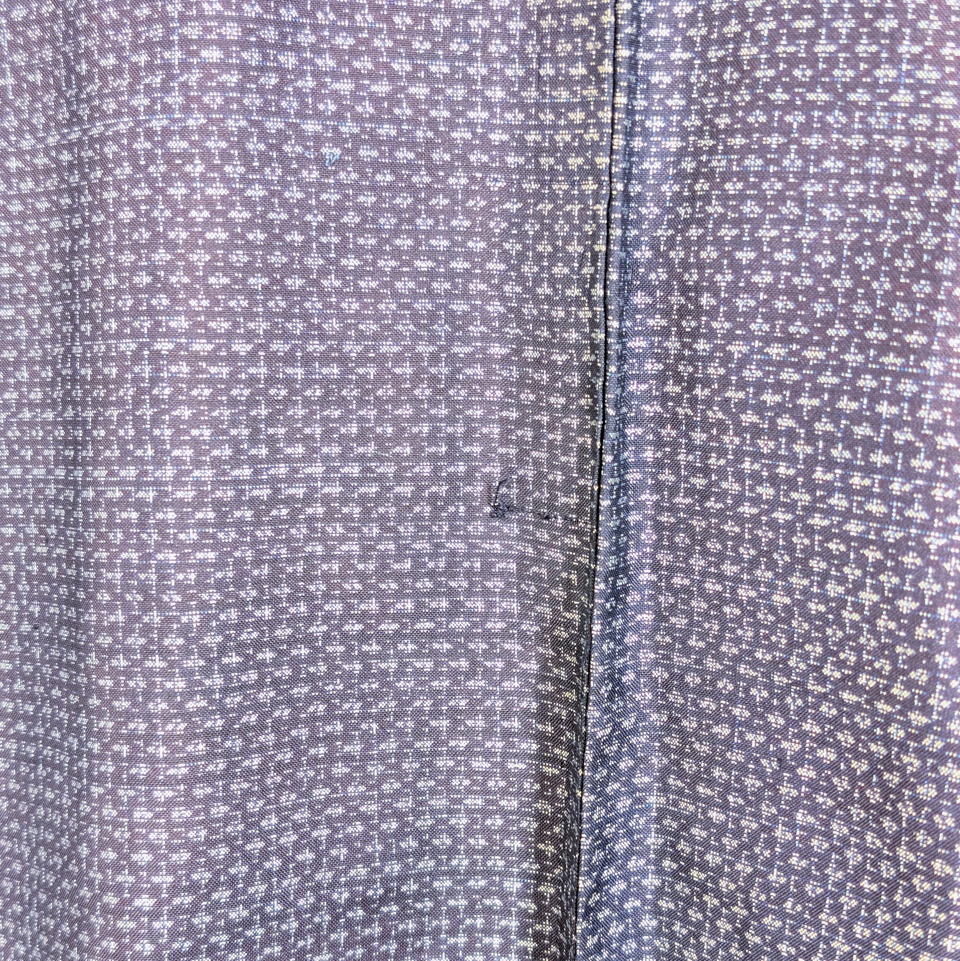 Détail du tissage kasuri bleu en soie Ōshima Tsumugi sur un haori japonais homme vintage