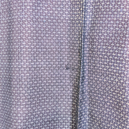 Détail du tissage kasuri bleu en soie Ōshima Tsumugi sur un haori japonais homme vintage