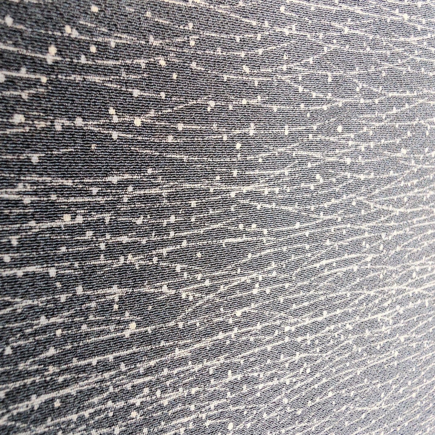 Gros plan sur le tissu en soie d’un haori japonais gris motif herbe et rosée (Tsuyu Shiba)