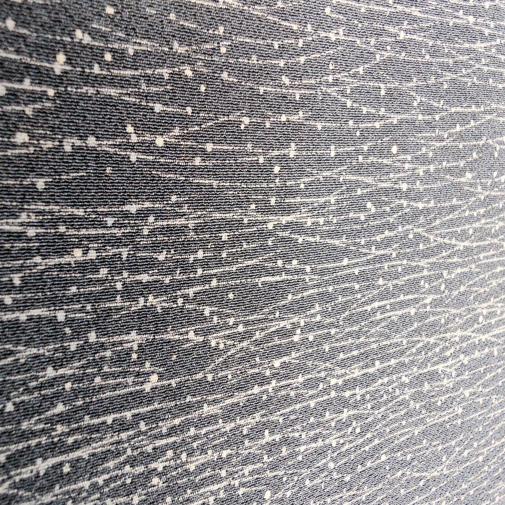 Gros plan sur le tissu en soie d’un haori japonais gris motif herbe et rosée (Tsuyu Shiba)