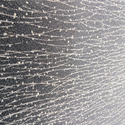 Gros plan sur le tissu en soie d’un haori japonais gris motif herbe et rosée (Tsuyu Shiba)