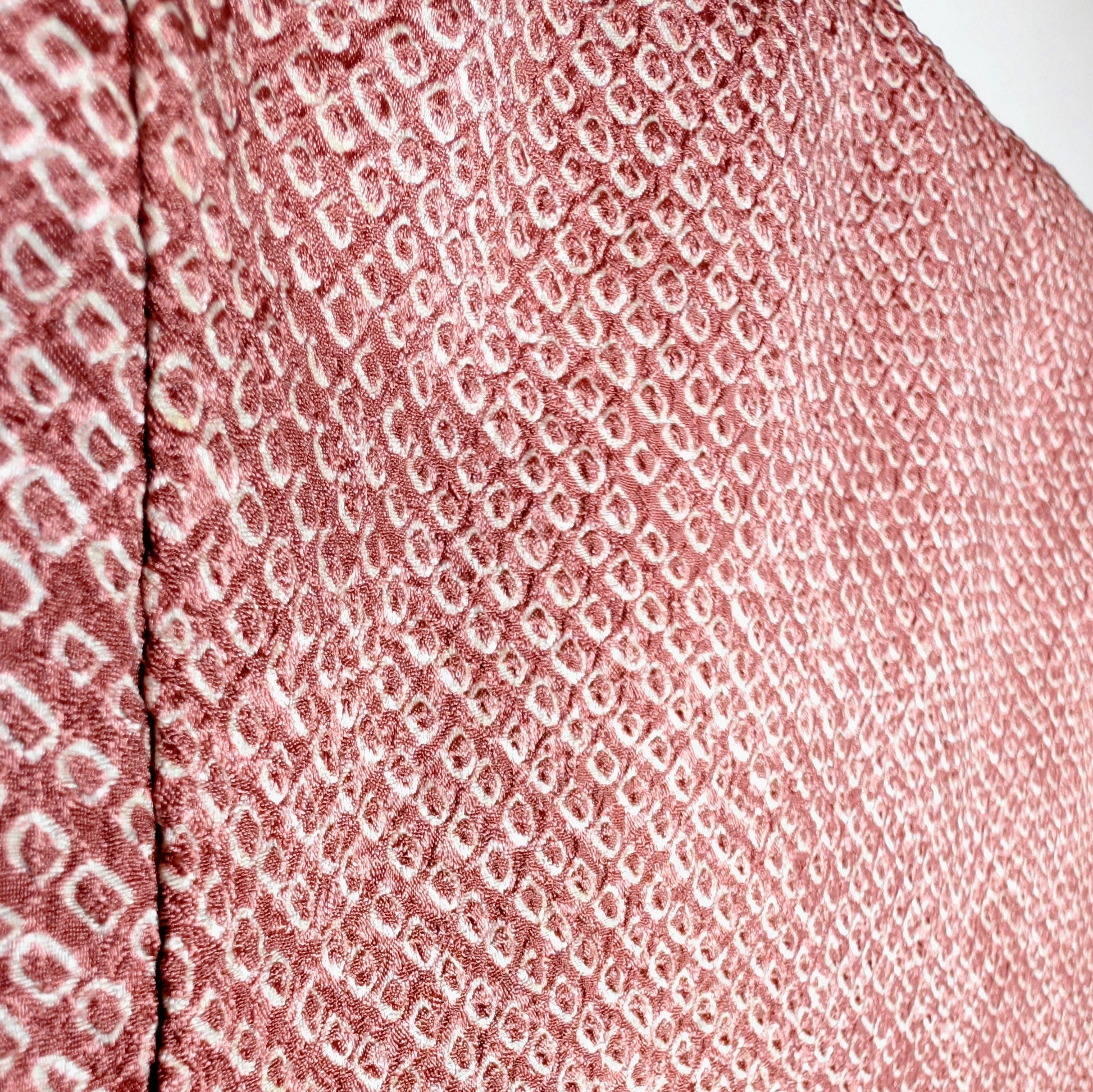 Détail du tissu d’un haori japonais en 100 soie, texture shibori lavande aux reliefs serrés