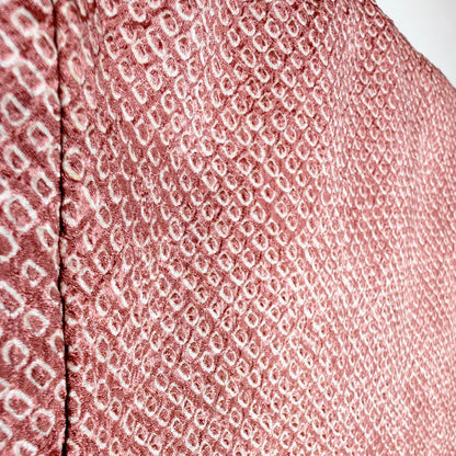 Détail du tissu d’un haori japonais en 100 soie, texture shibori lavande aux reliefs serrés