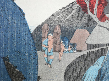 Détail de l’estampe de Hiroshige montrant trois porteurs de fagots progressant sur la route du Tokaido, à Okabe