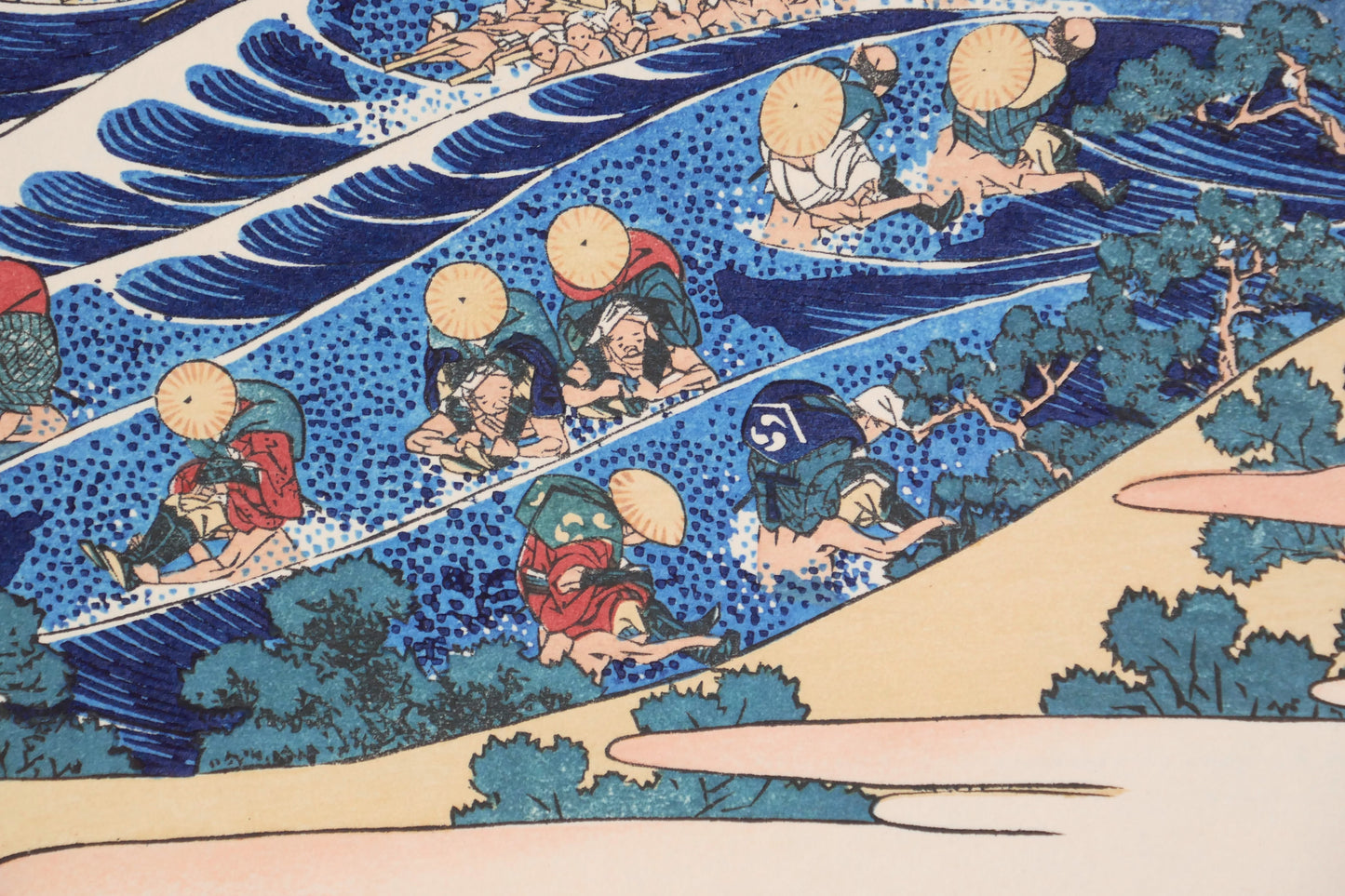 Détail d’une véritable estampe japonaise Hokusai, Tōkaidō Kanaya no Fuji, voyageurs traversant la rivière Ōi