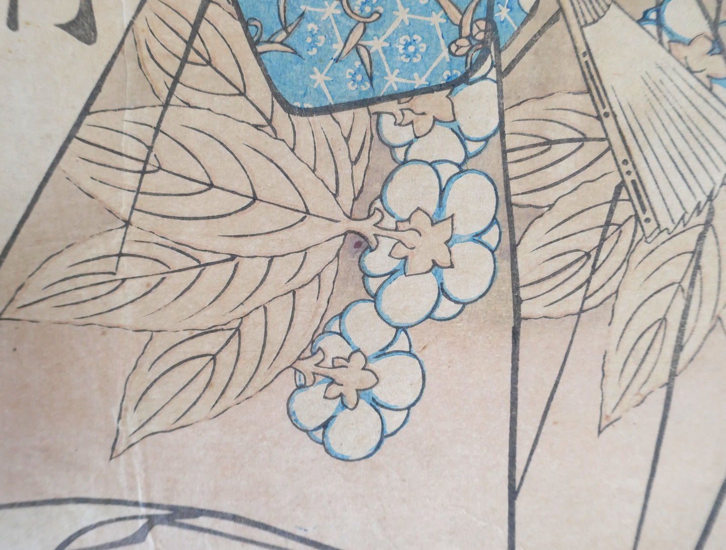 Fleurs et feuillage décoratifs sur les vêtements du personnage dans une estampe japonaise du XIXe siècle